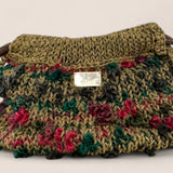 Modelo con bolso scrunch Copenhague Dorado FW25/26 de The Labbo, bolso mediano artesanal sostenible con acabado elegante