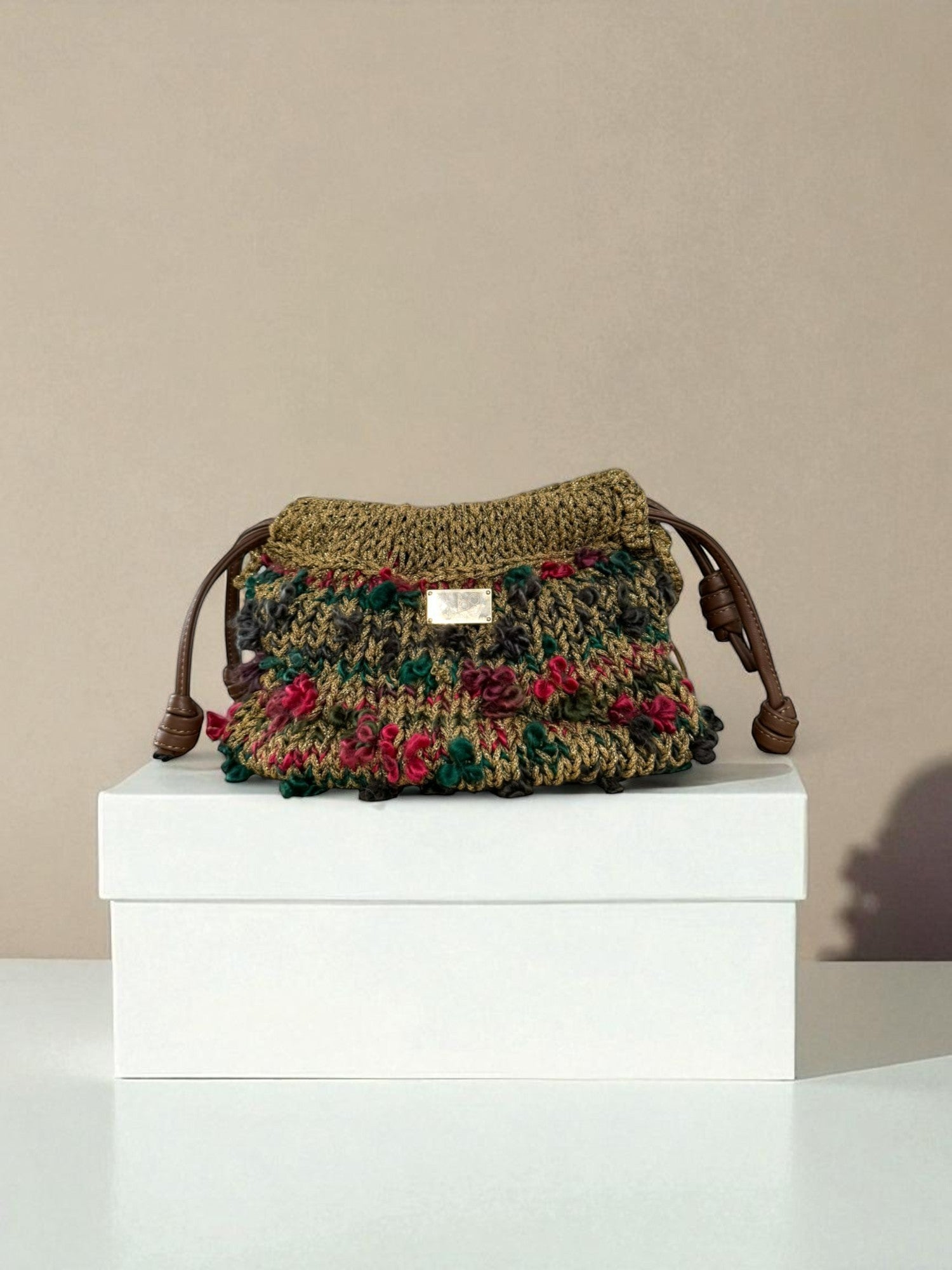 Bolso scrunch Copenhague Dorado FW25/26 tejido artesanal en lana y polipropileno reciclado con cadena extraíble y acabado brillante