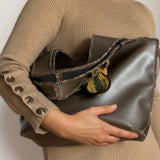 Cierre metálico y costura artesanal del bolso Mikado hecho a mano en España.