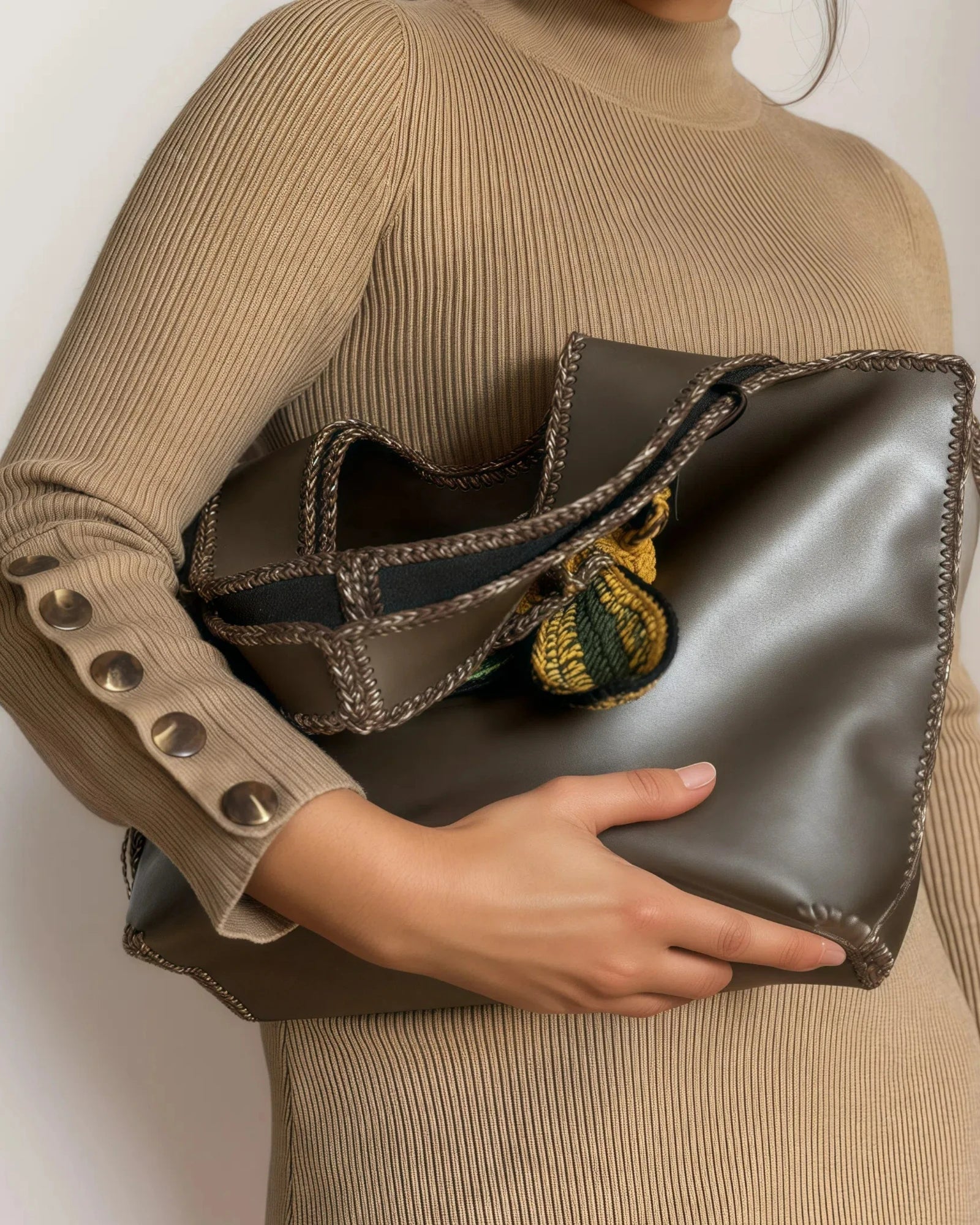 Cierre metálico y costura artesanal del bolso Mikado hecho a mano en España.