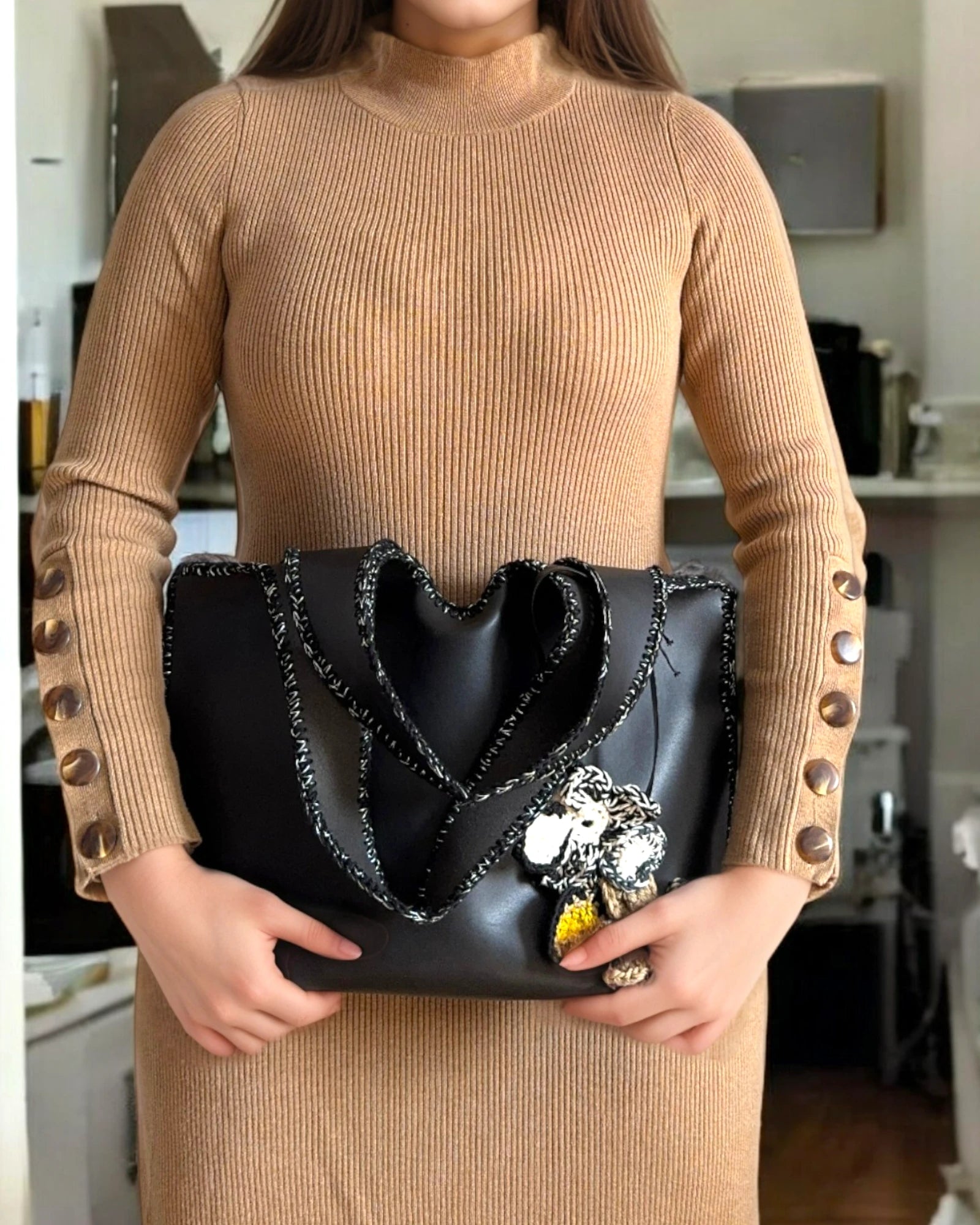 Detalle de textura y costura a mano del Mikado Negro.