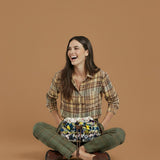 Modelo con bolso scrunch Copenhague Blanco Multicolor FW25/26 de The Labbo, bolso mediano artesanal con cadena extraíble.