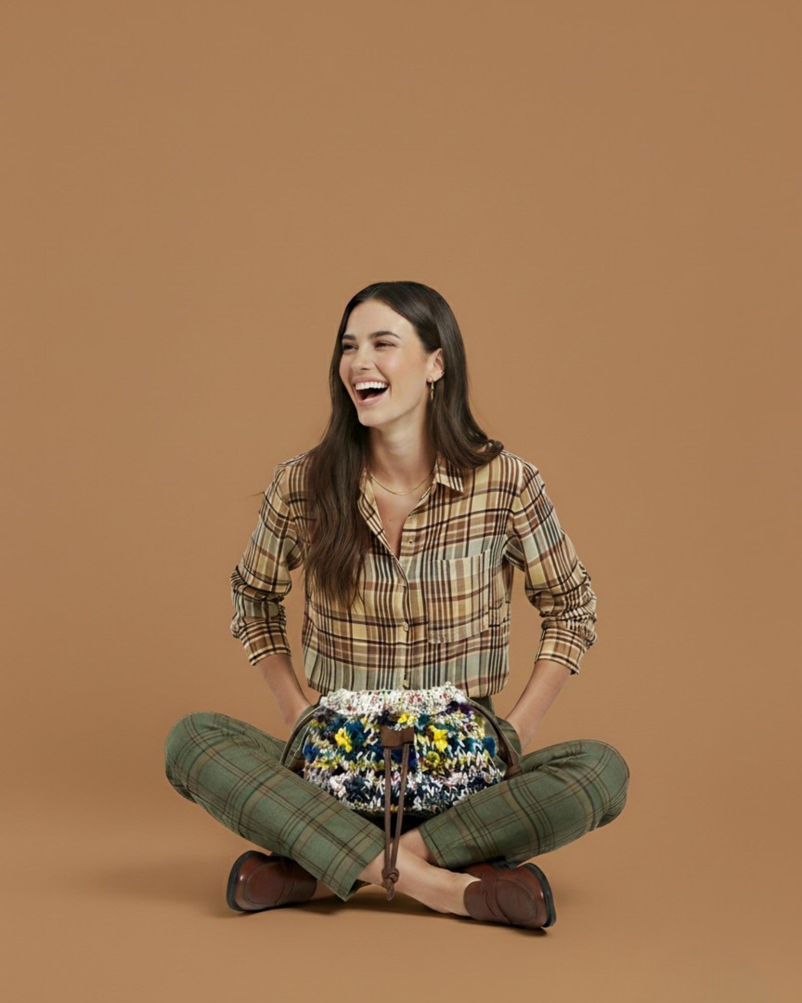 Modelo con bolso scrunch Copenhague Blanco Multicolor FW25/26 de The Labbo, bolso mediano artesanal con cadena extraíble.