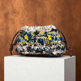 Bolso scrunch Copenhague Blanco Multicolor FW25/26 tejido artesanal en lana y polipropileno reciclado, con cadena extraíble de latón