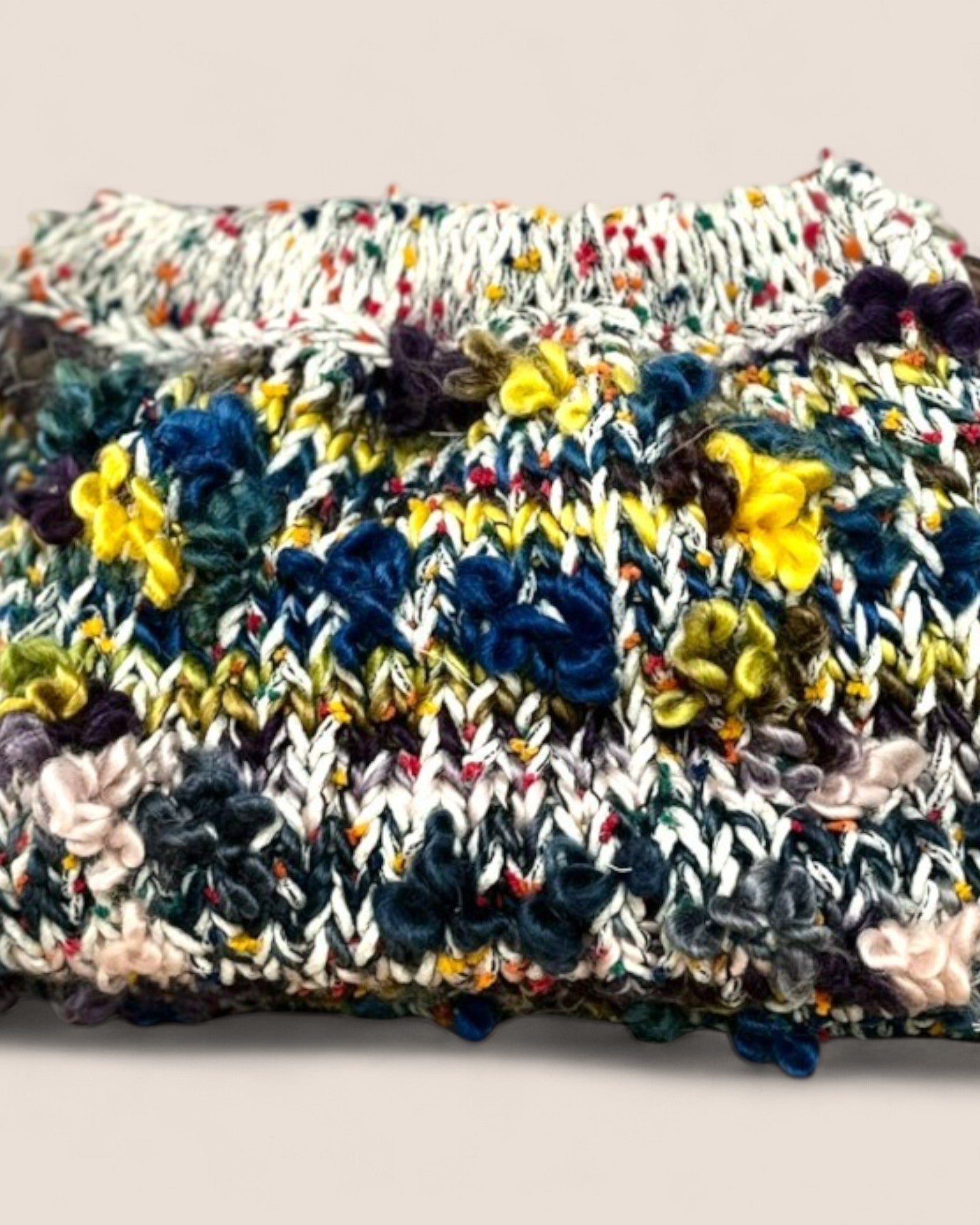 Detalle del tejido hecho a mano del bolso Copenhague Blanco Multicolor