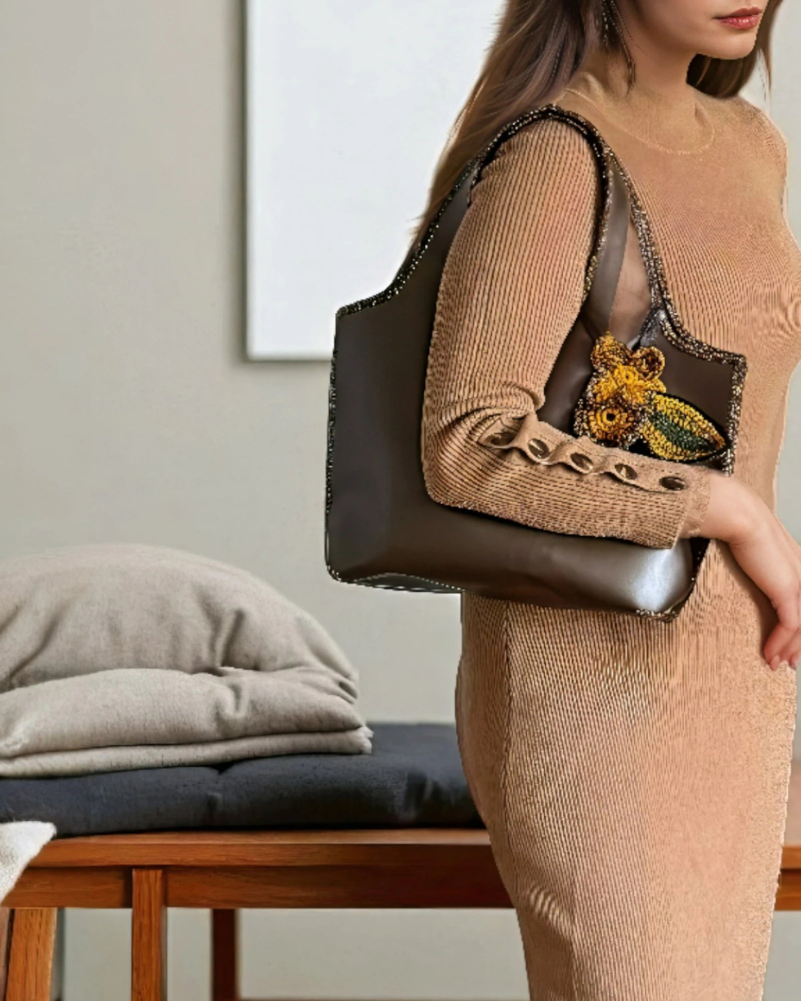 Modelo mostrando el bolso Mikado Bronce, elegante y sostenible.