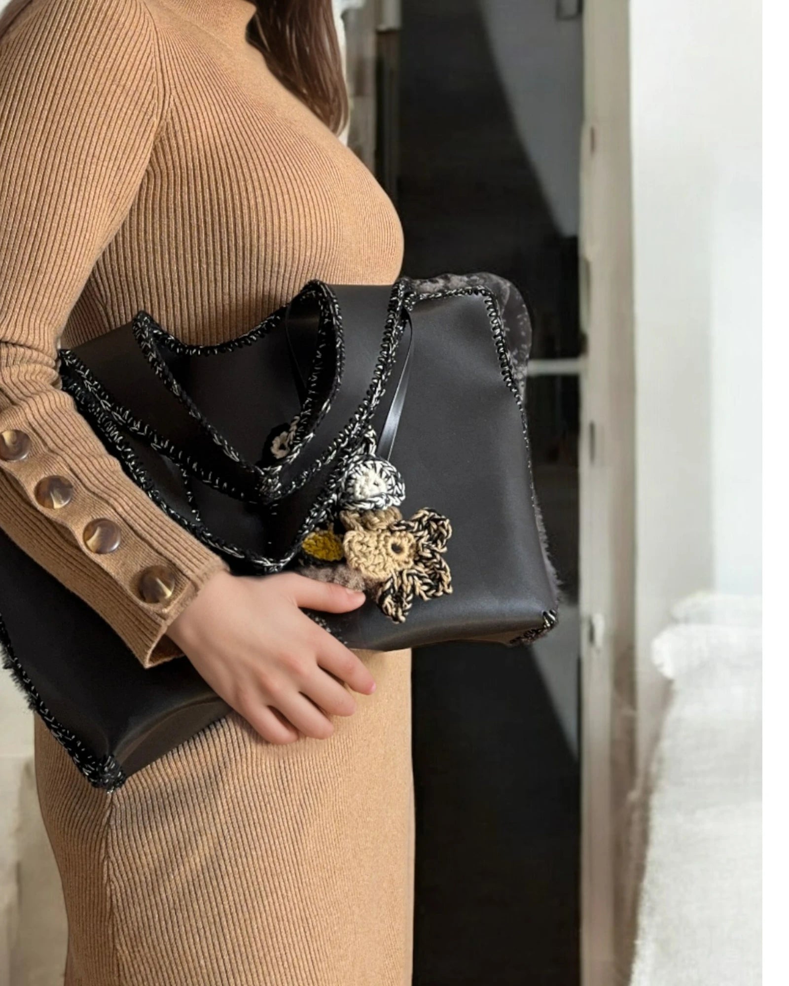 Detalle Mikado con chica mirando a la ventana, flores de crochet