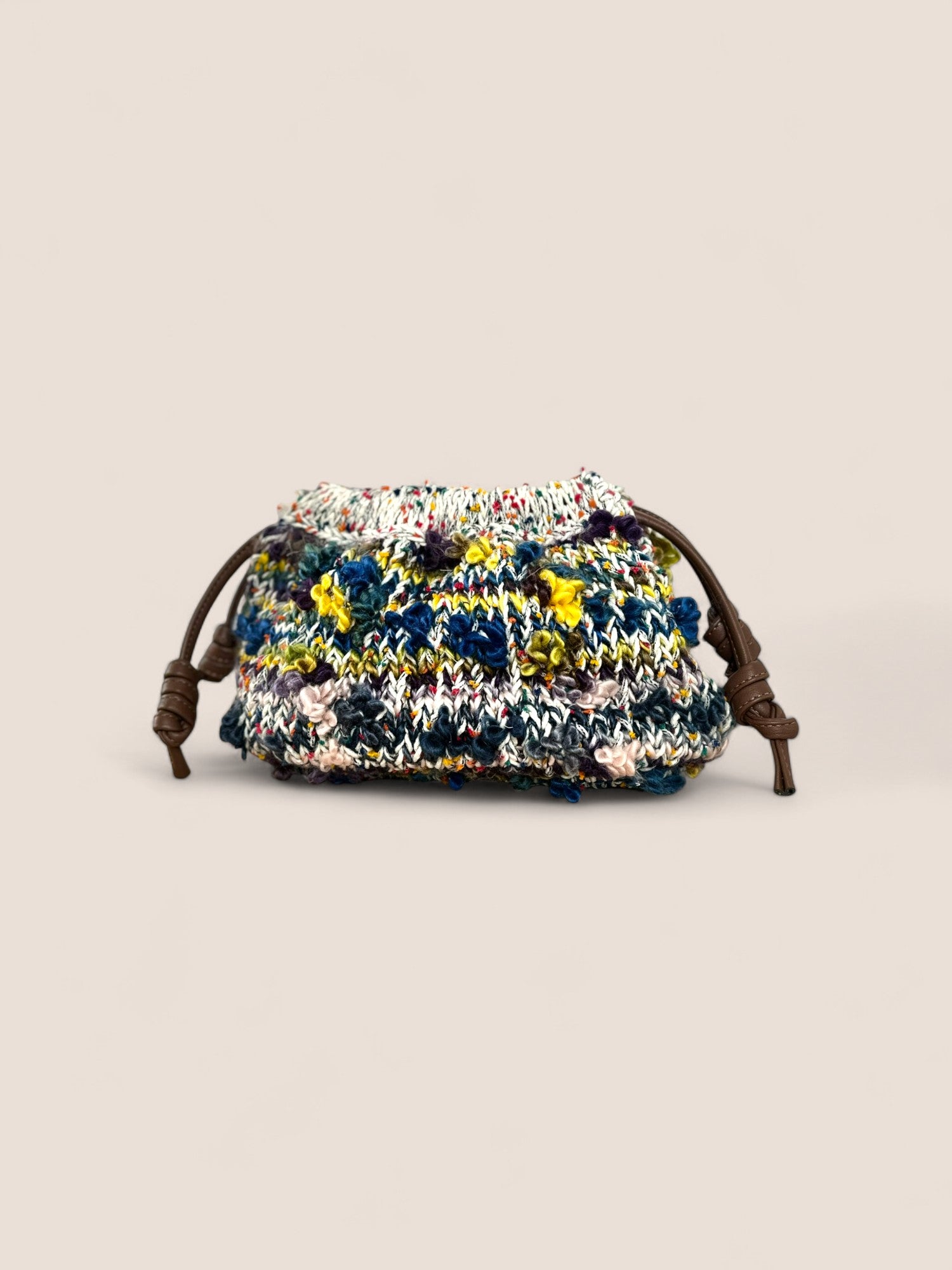 Detalle del bolso scrunch Copenhague Blanco Multicolor con cierre de cordón en microfibra de cuero y tejido artesanal multicolor en lana reciclada