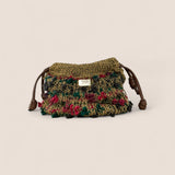 Detalle del bolso scrunch Copenhague Dorado con cierre de cordón en microfibra de cuero y tejido artesanal dorado con textura luminosa