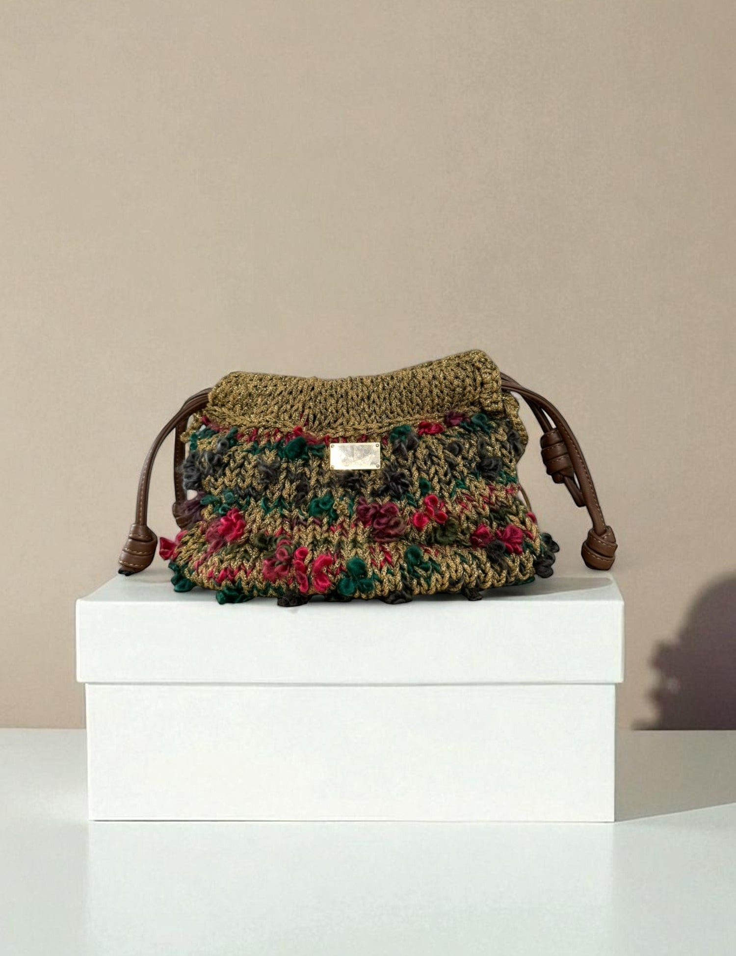 Bolso scrunch Copenhague Dorado FW25/26 tejido artesanal en lana y polipropileno reciclado con cadena extraíble y acabado brillante