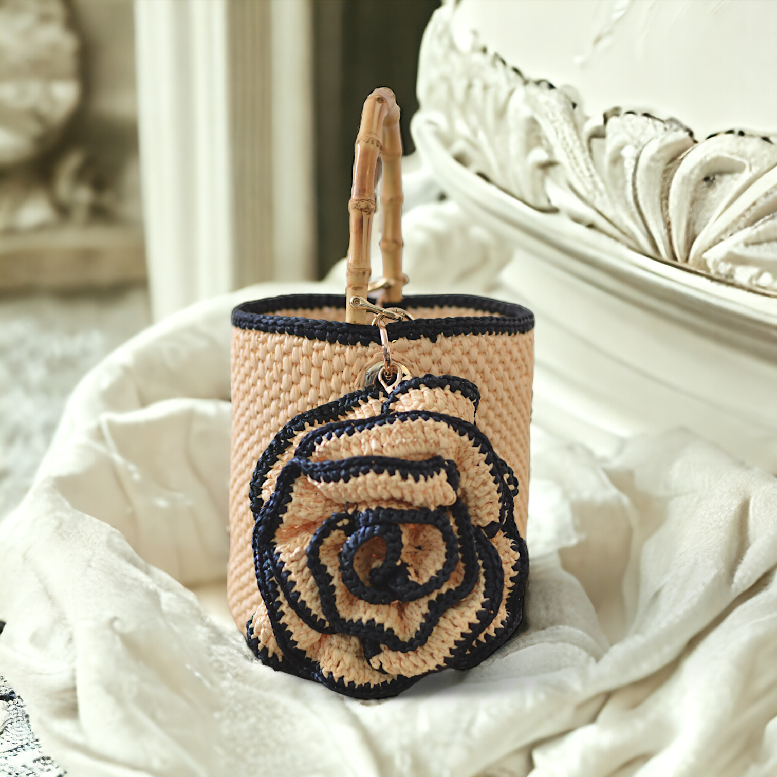 The Seau, bolso cubo rafia crema y negro hecho a mano