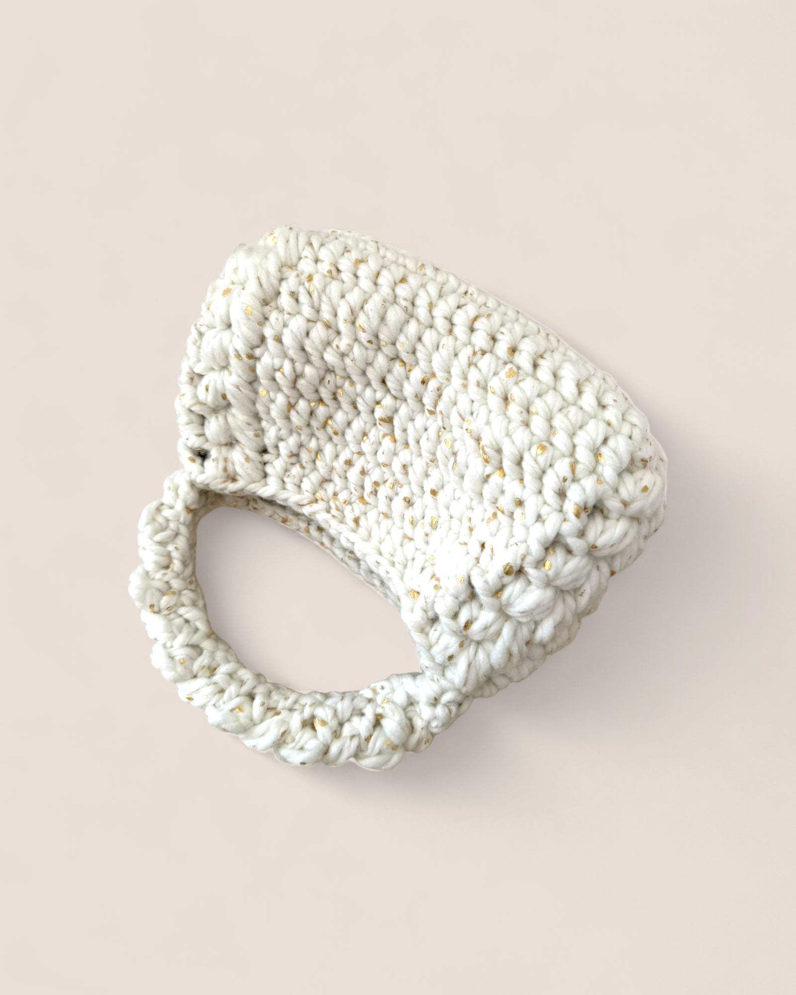 Bolso Bombón Blanco FW25/26 The Labbo — bolso artesanal con destellos dorados.