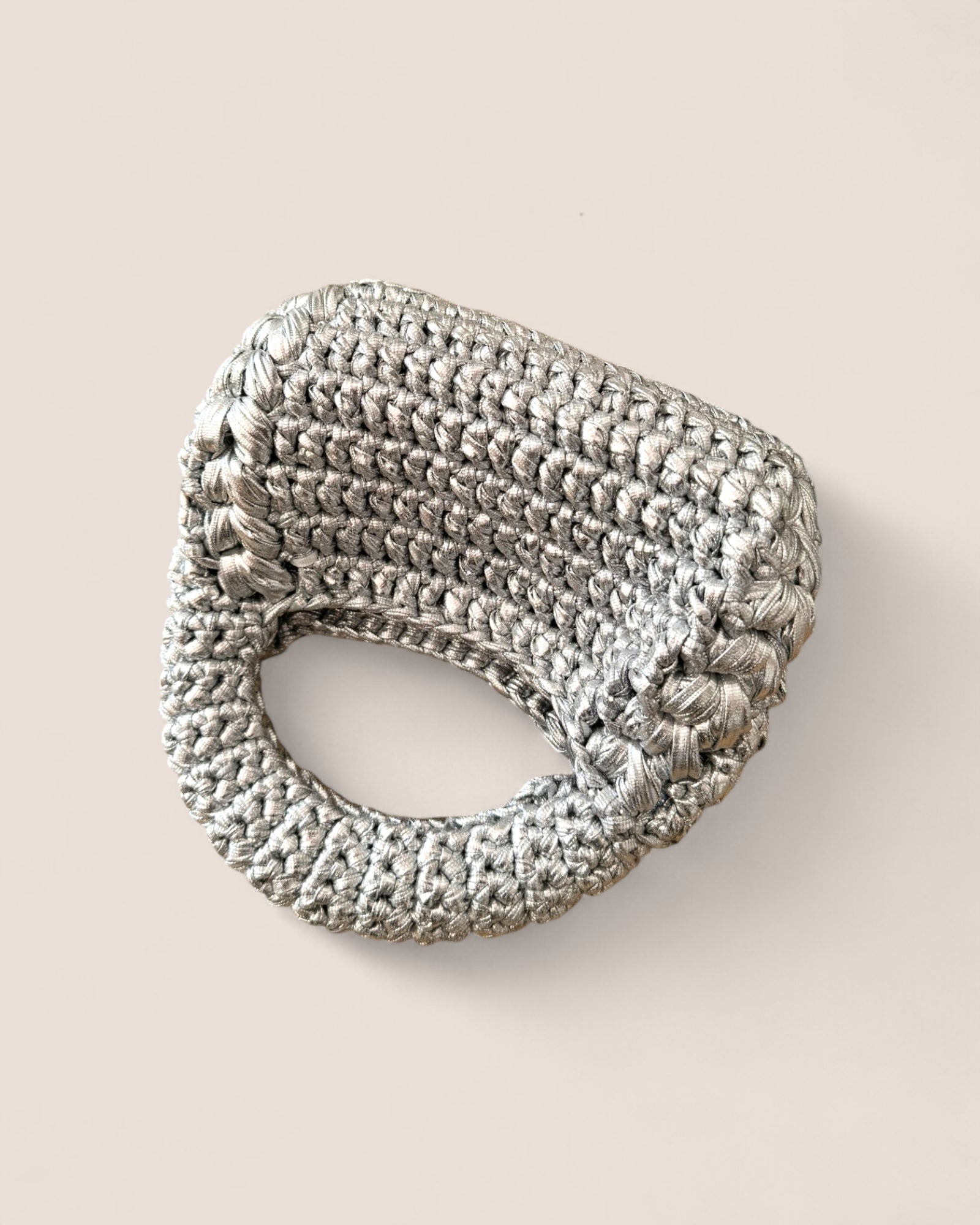Bolso Bombón Plata FW25/26 The Labbo – bolso artesanal sostenible plateado en lycra y nylon.