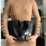 Detalle de textura y costura a mano del Mikado Negro.