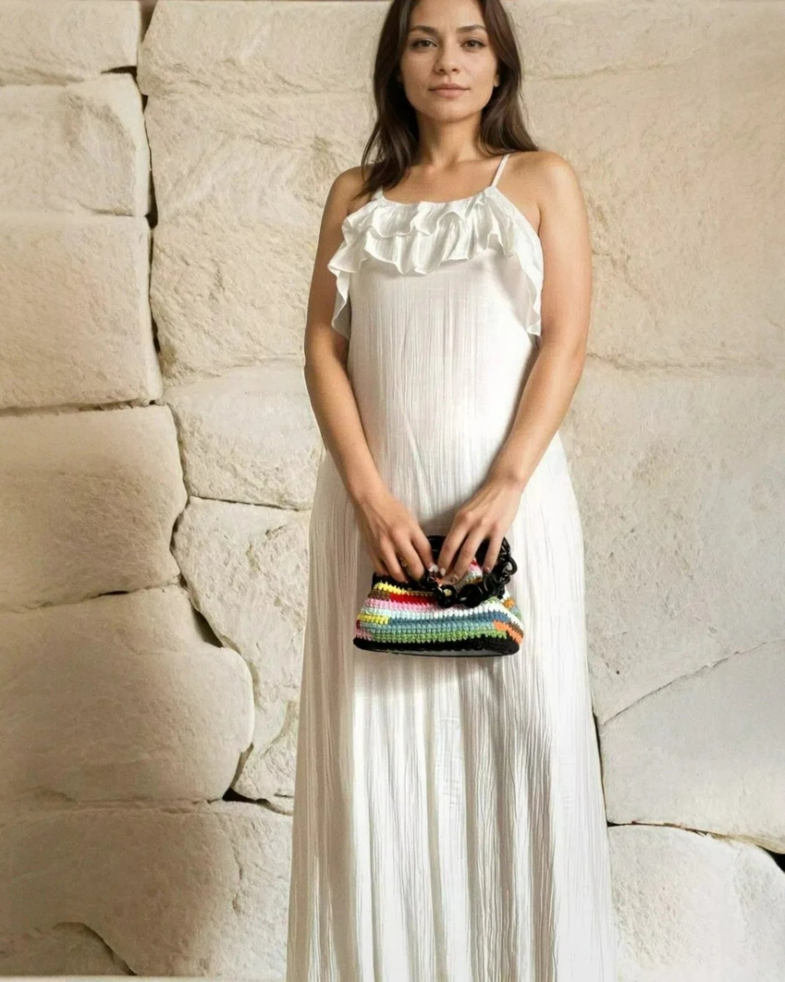 Bolso rayado con dos manos