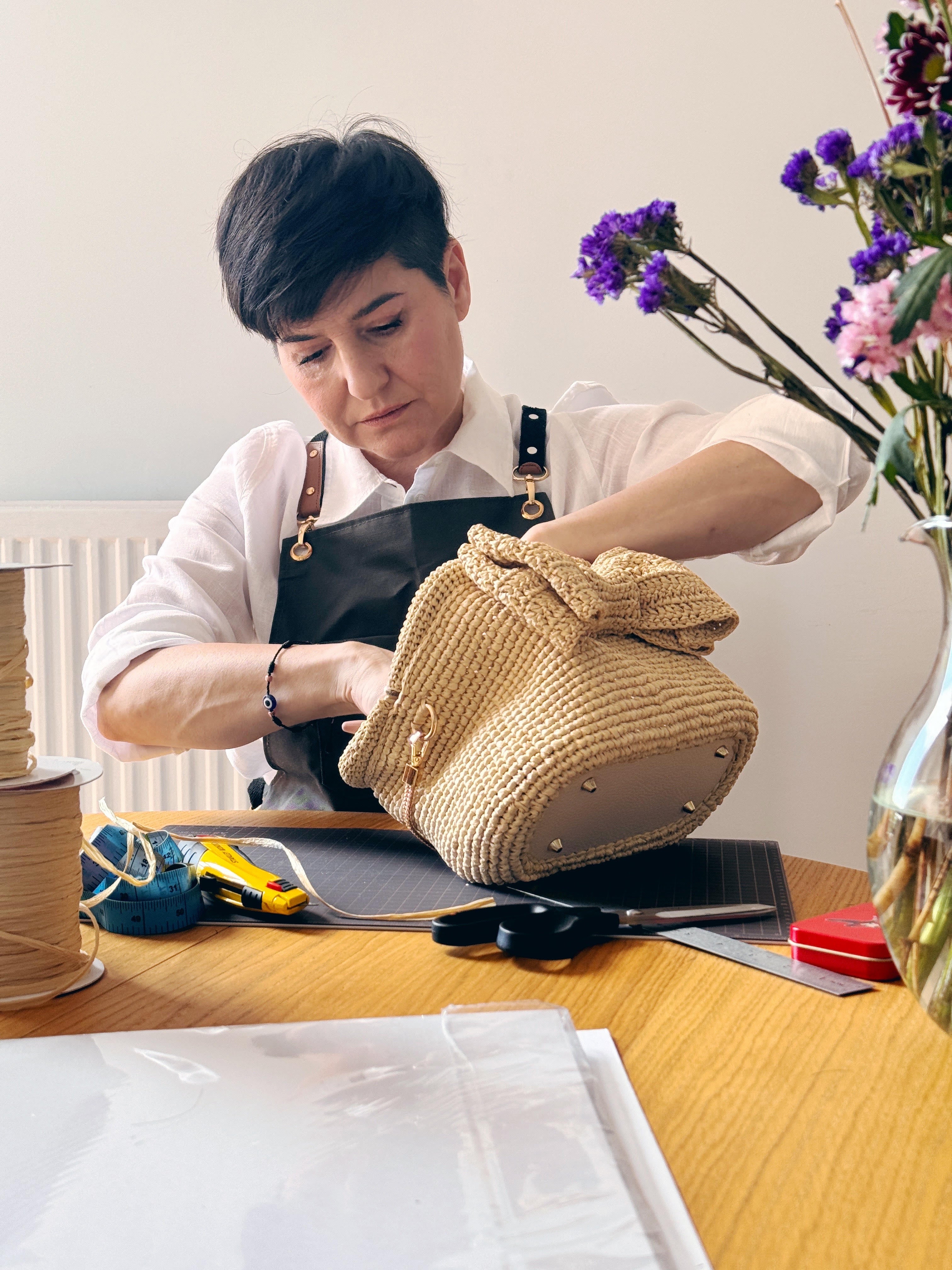 Esther López Romero, fundadora de The Labbo, diseñando y tejiendo bolsos artesanales con materiales sostenibles en su taller en España