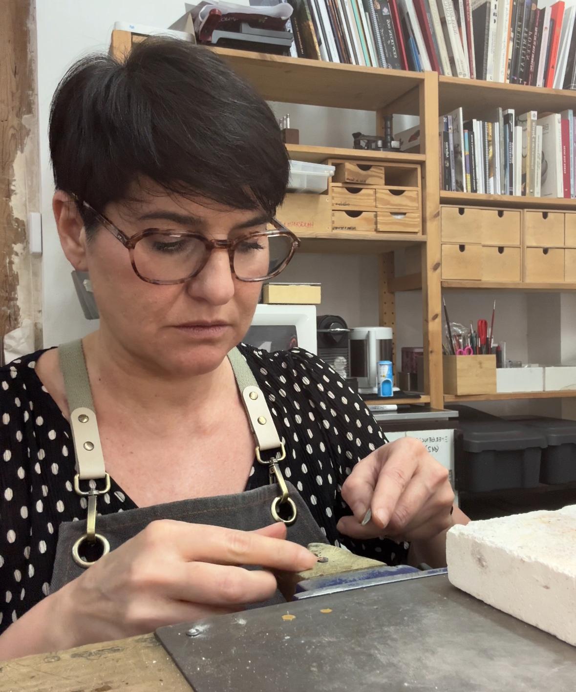 Esther Romero, fundadora de The Labbo, trabajando en su taller artesanal en Madrid.