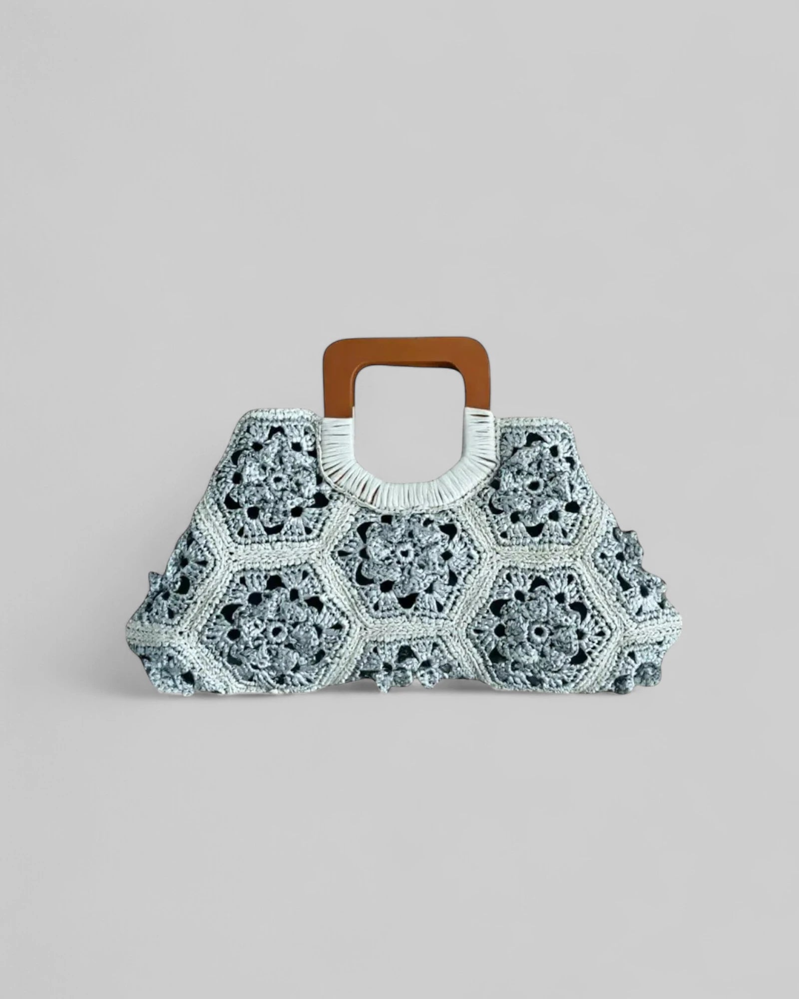 Bolso Flora de rafia en color plata con diseño de flores tejidas a mano