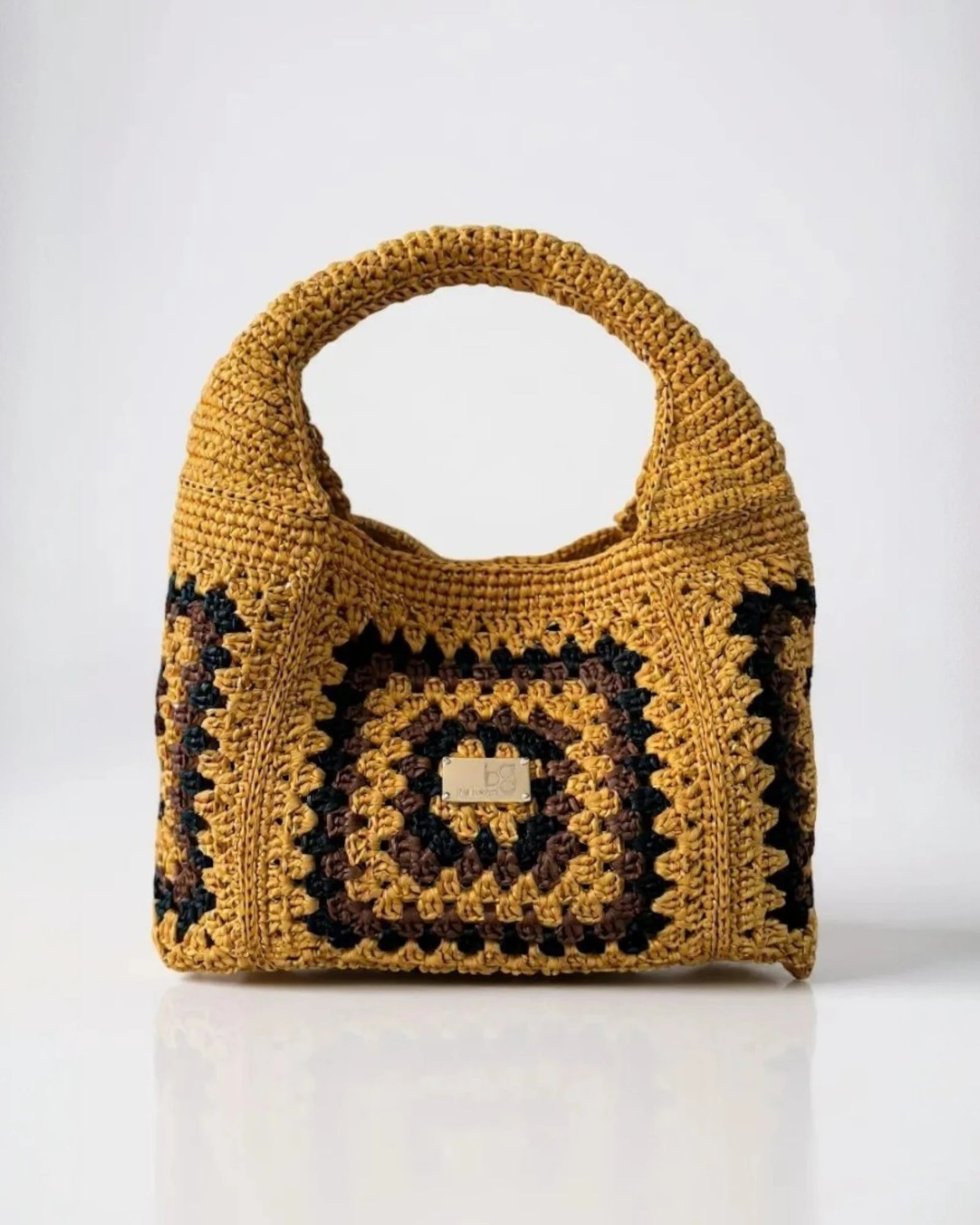 Bolso Granny color mostaza hecho a mano en algodón reciclado, textura crochet con patrón de cuadraditos Granny.
