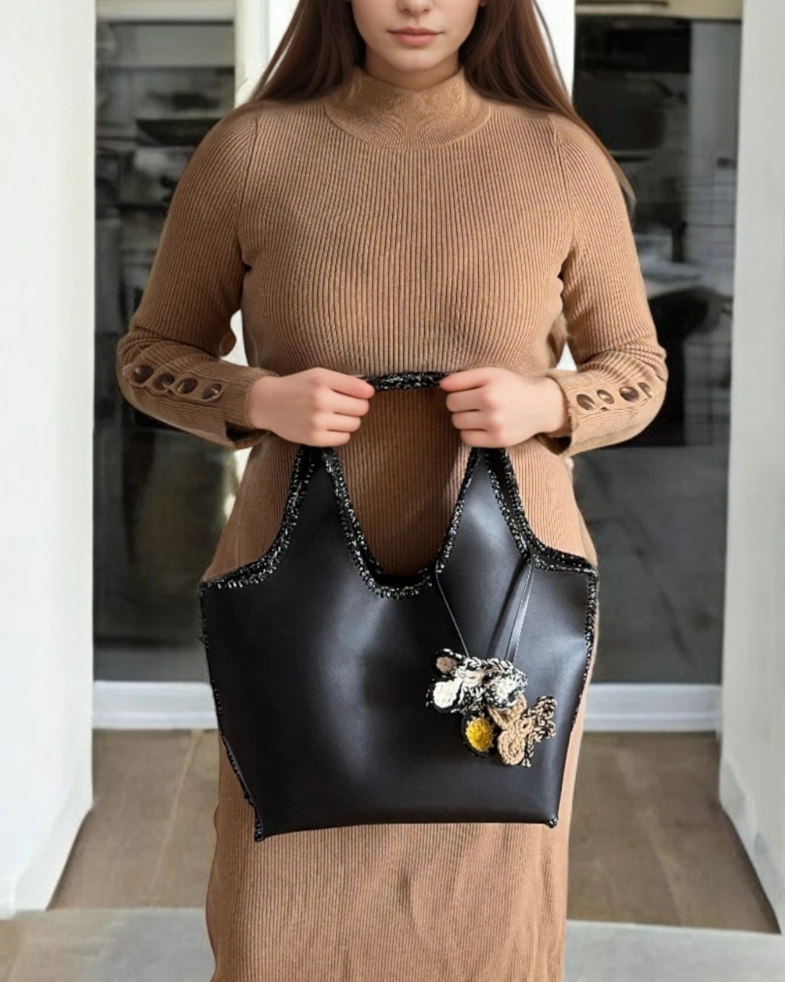 Reflejos metálicos del bolso Mikado sobre fondo neutro.