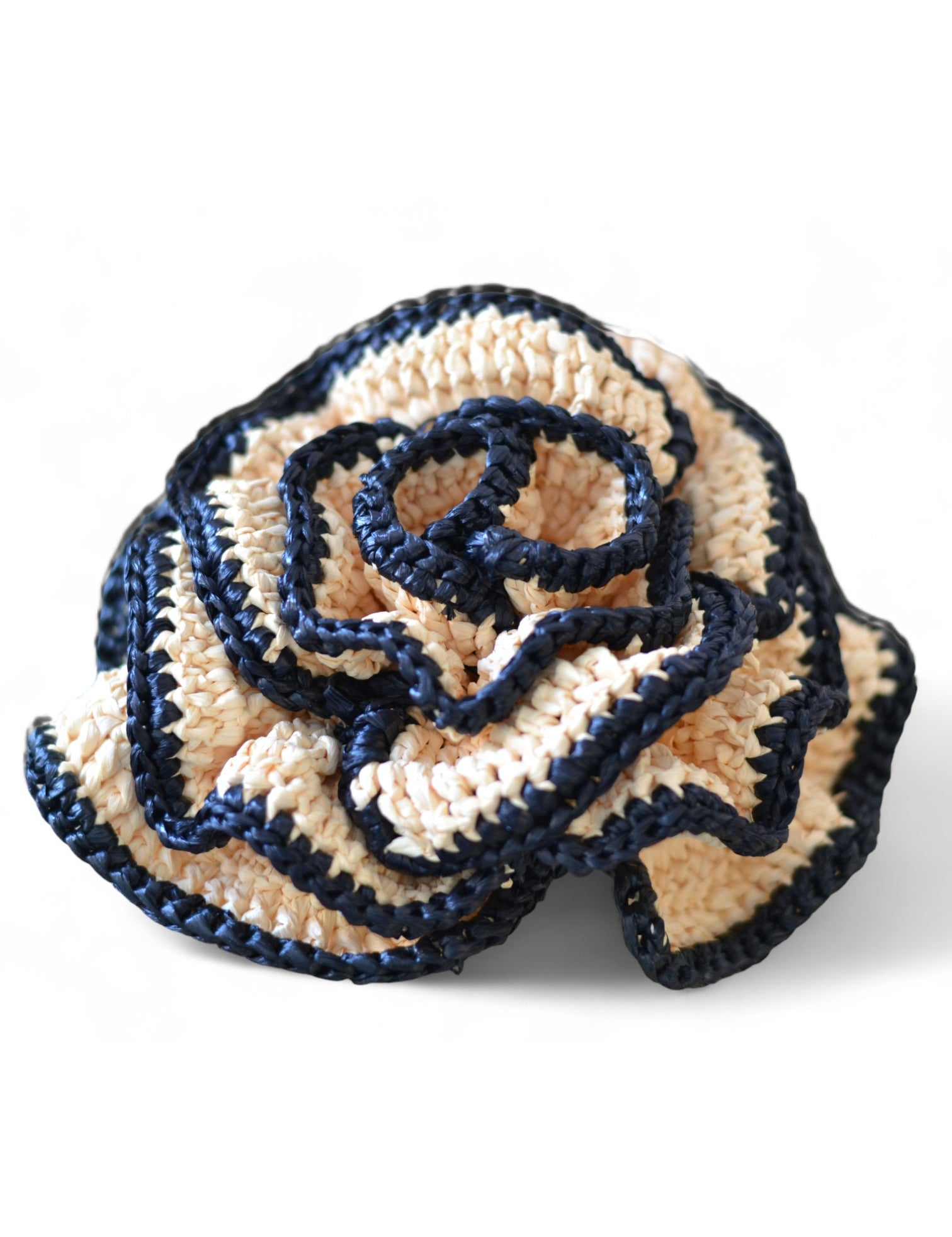 Detalle de rosa tejida a crochet