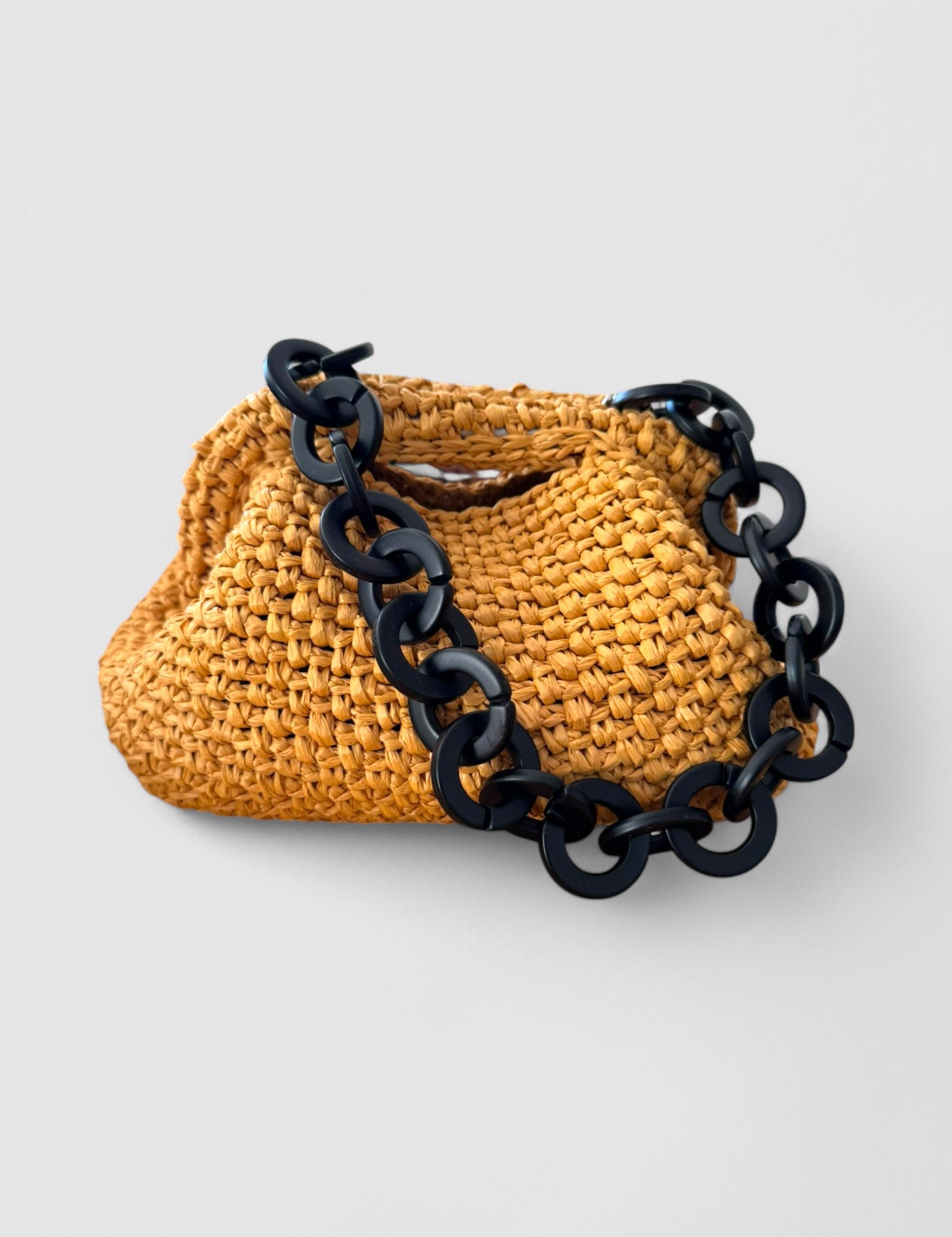 Bolso clutch de rafia con cadena XL negra – Estilo natural con actitud