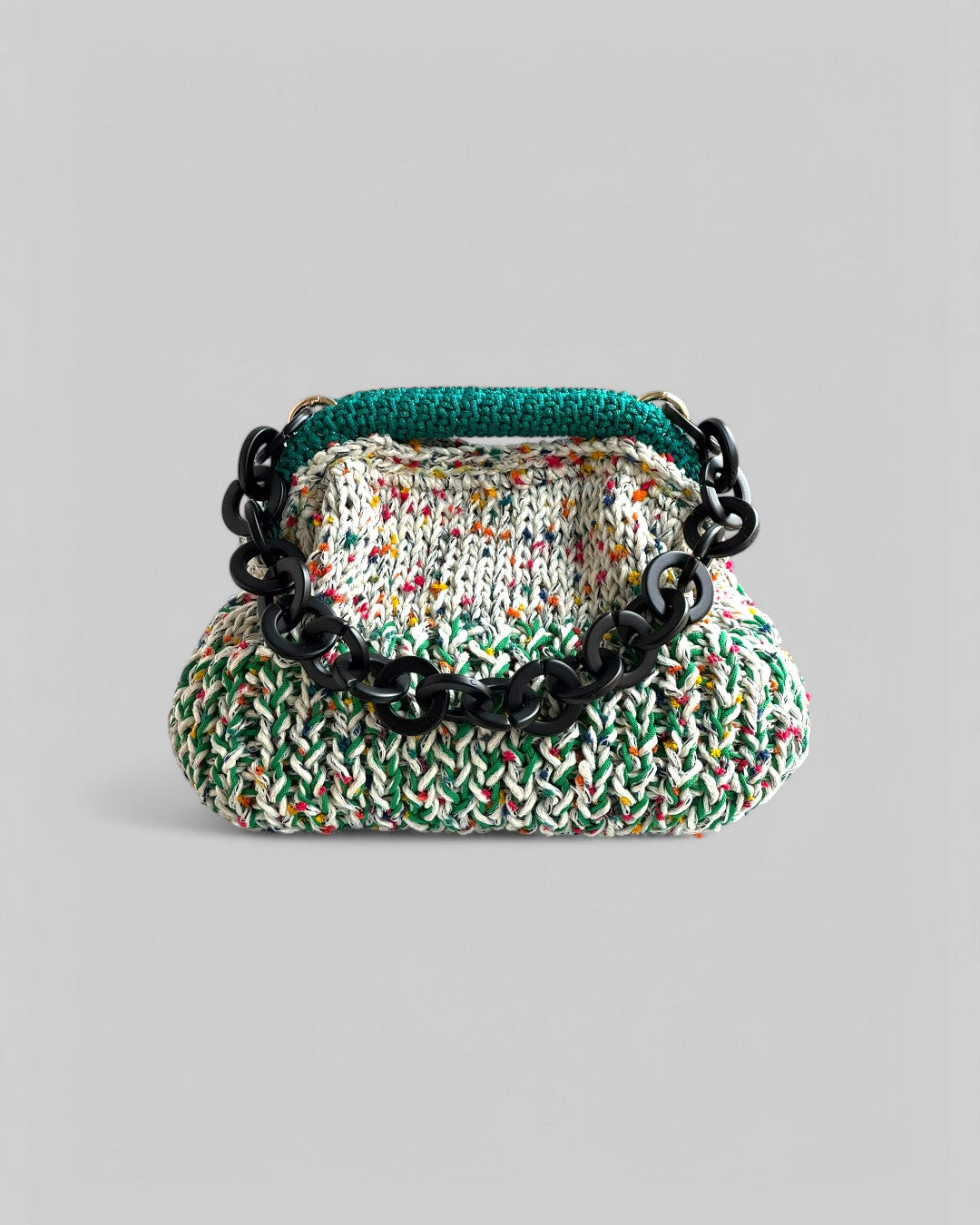bolso de mano tejido, clutch multicolor, bolso con cadena negra, accesorio sostenible, moda artesanal.